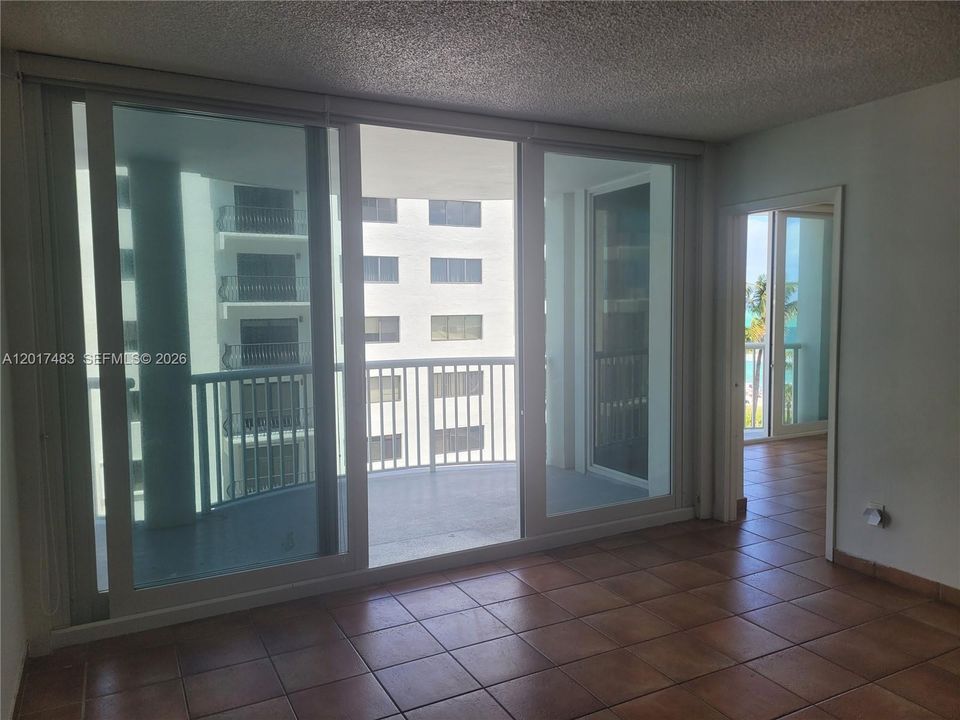 Под контрактом: $3,950 (3 спален, 2 ванн, 1120 Квадратных фут)