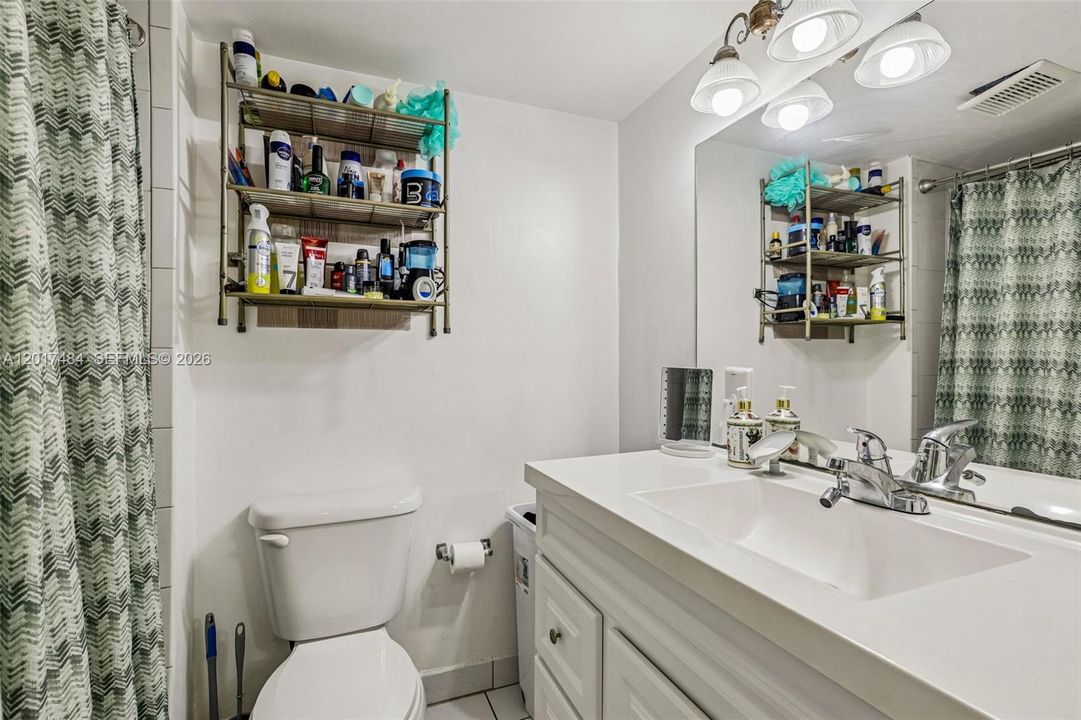 待售: $295,000 (2 贝兹, 2 浴室, 1060 平方英尺)
