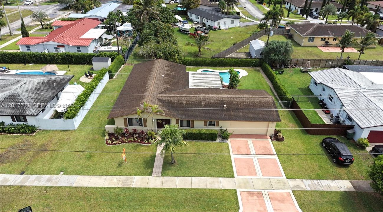 En Venta: $619,000 (4 camas, 2 baños, 1956 Pies cuadrados)