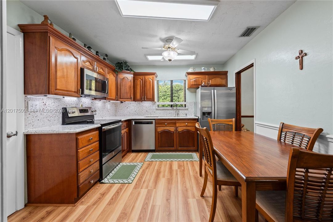 En Venta: $619,000 (4 camas, 2 baños, 1956 Pies cuadrados)