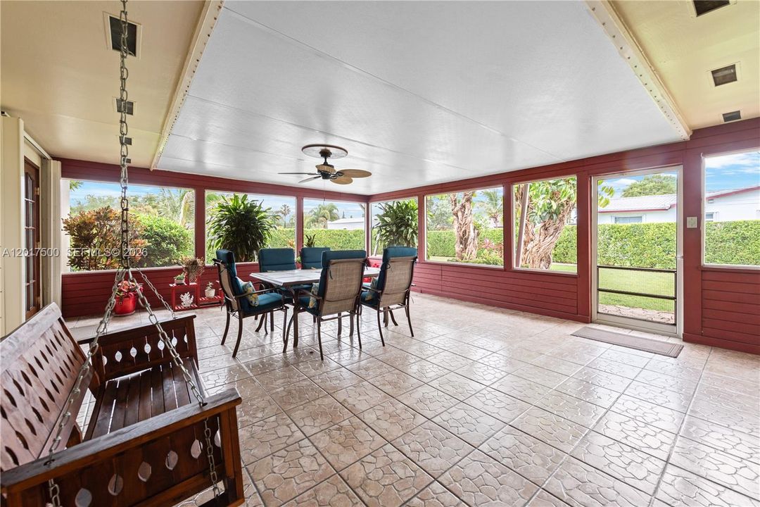 En Venta: $619,000 (4 camas, 2 baños, 1956 Pies cuadrados)