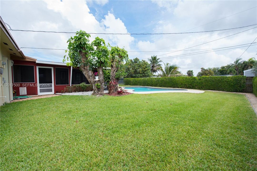 En Venta: $619,000 (4 camas, 2 baños, 1956 Pies cuadrados)