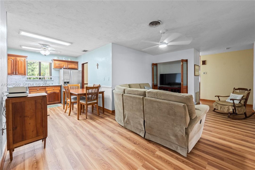 En Venta: $619,000 (4 camas, 2 baños, 1956 Pies cuadrados)