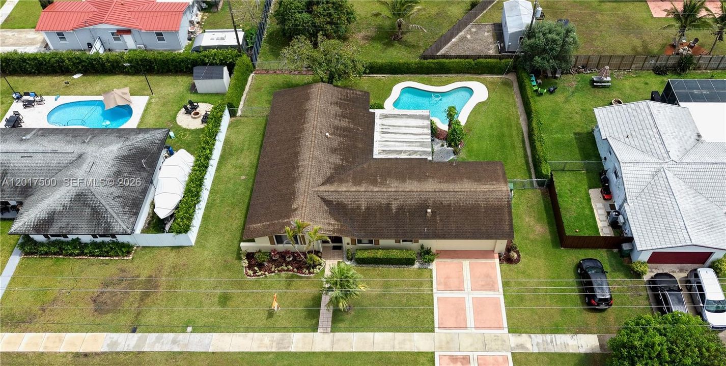 En Venta: $619,000 (4 camas, 2 baños, 1956 Pies cuadrados)