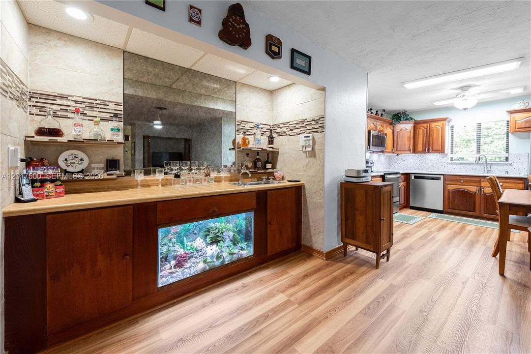 En Venta: $619,000 (4 camas, 2 baños, 1956 Pies cuadrados)