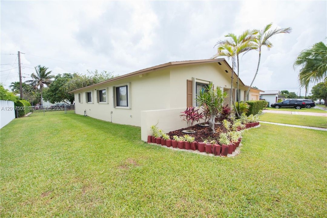 En Venta: $619,000 (4 camas, 2 baños, 1956 Pies cuadrados)