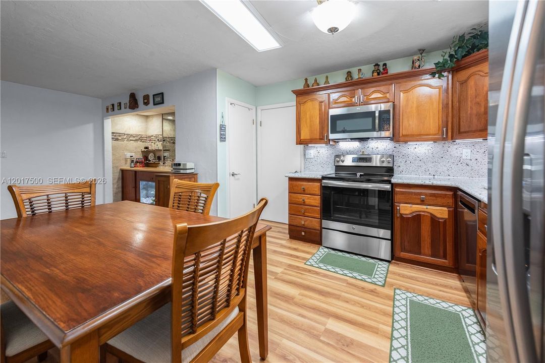 En Venta: $619,000 (4 camas, 2 baños, 1956 Pies cuadrados)