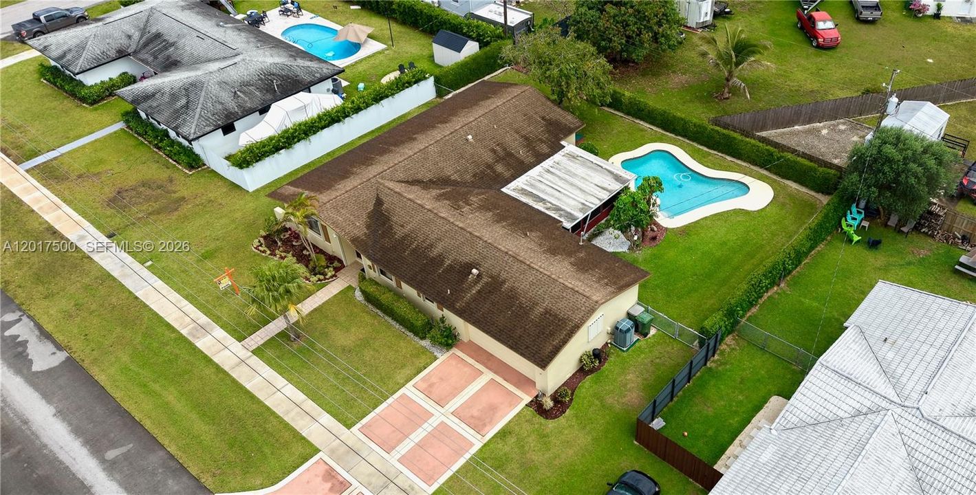 En Venta: $619,000 (4 camas, 2 baños, 1956 Pies cuadrados)