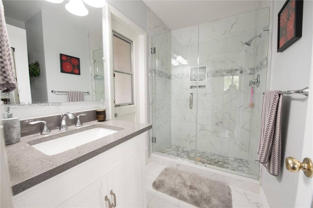 En Venta: $619,000 (4 camas, 2 baños, 1956 Pies cuadrados)