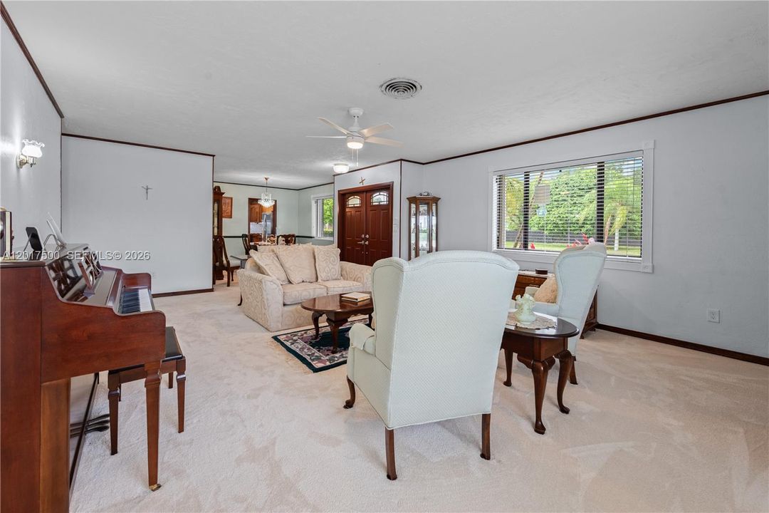 En Venta: $619,000 (4 camas, 2 baños, 1956 Pies cuadrados)