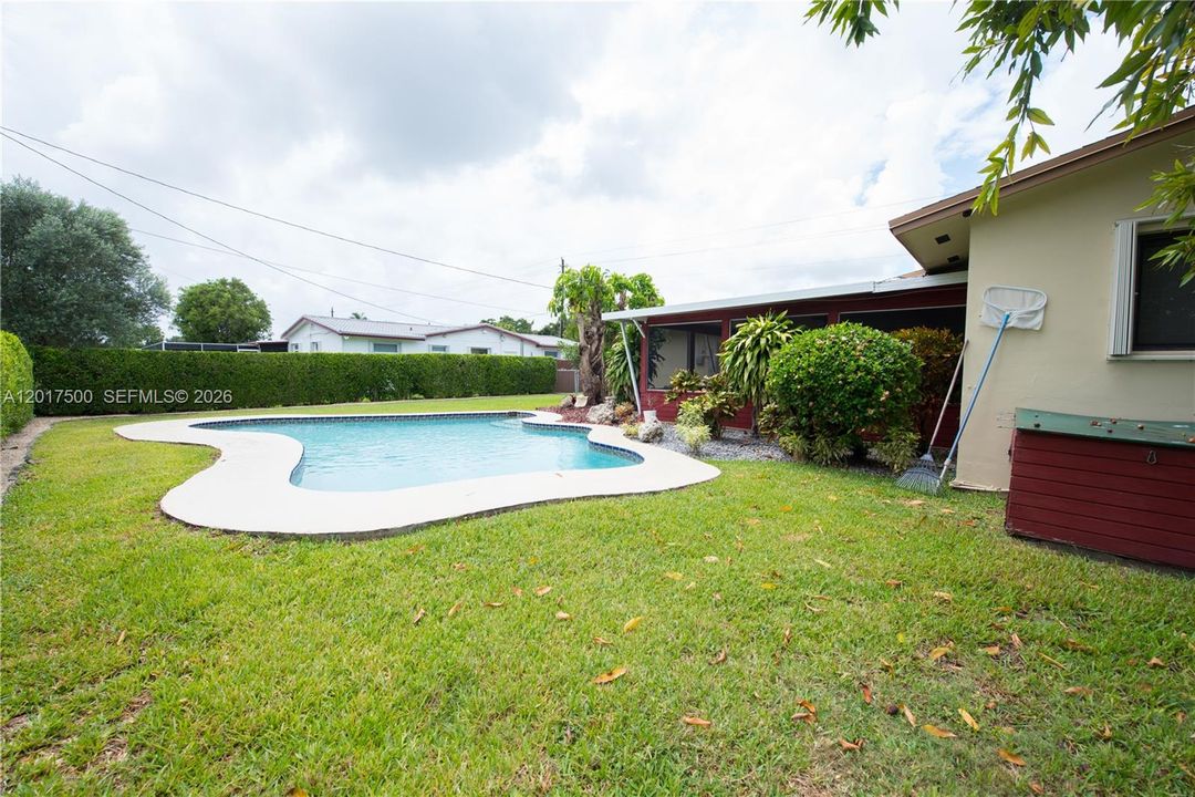 En Venta: $619,000 (4 camas, 2 baños, 1956 Pies cuadrados)