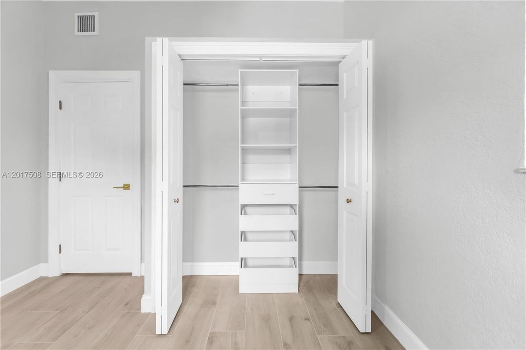 3rd Guest w/ Closet Built-Ins