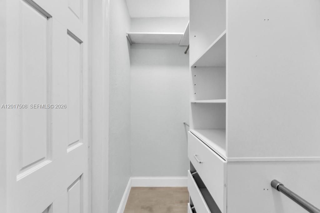 Master Walk -In