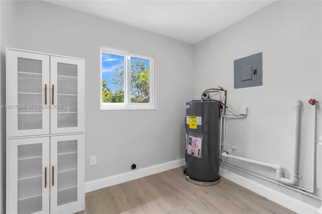 For Sale: $699,777 (4 beds, 2 baths, 1579 Square Feet)