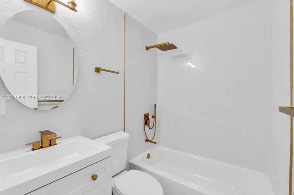Guest w/ Rainfall Shower head