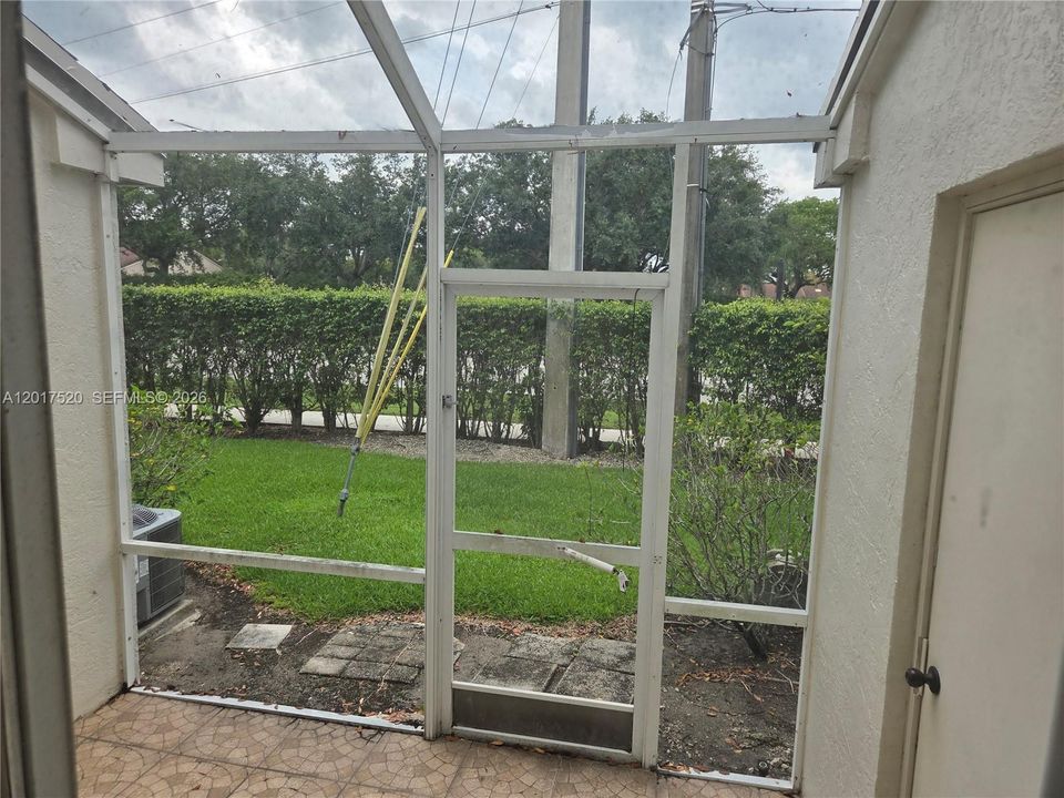 SCREENED PATIO OFF KITCHEN