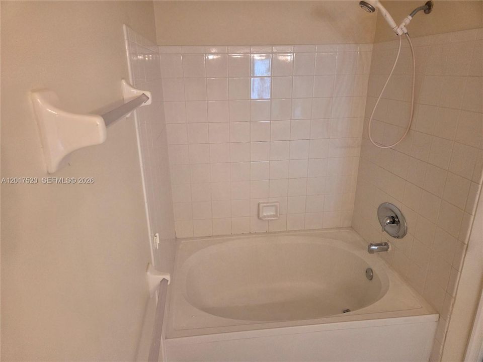 LARGE SOAKING TUB/SHOWER