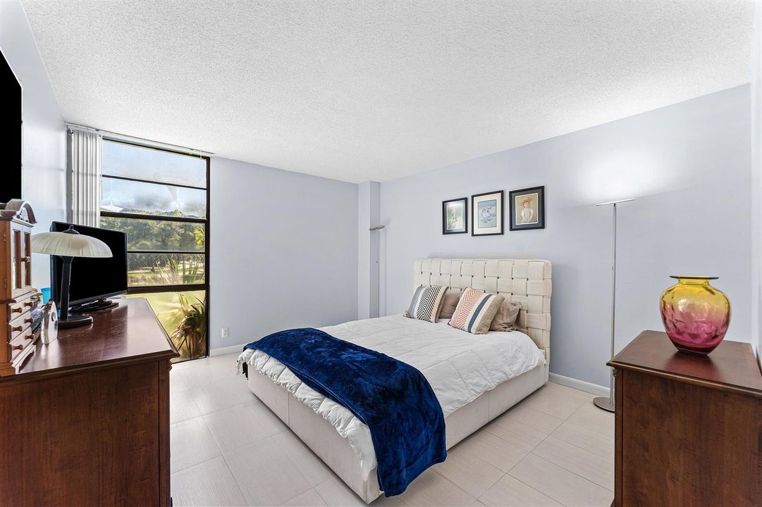 016-20500WestCountryClubDrive-210-Miami-