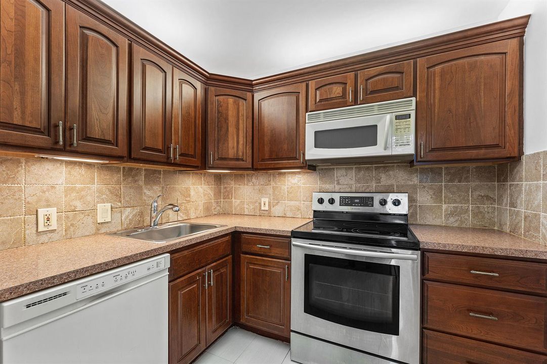 010-20500WestCountryClubDrive-210-Miami-
