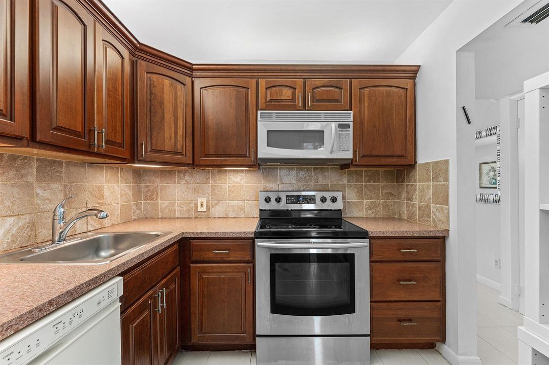 009-20500WestCountryClubDrive-210-Miami-