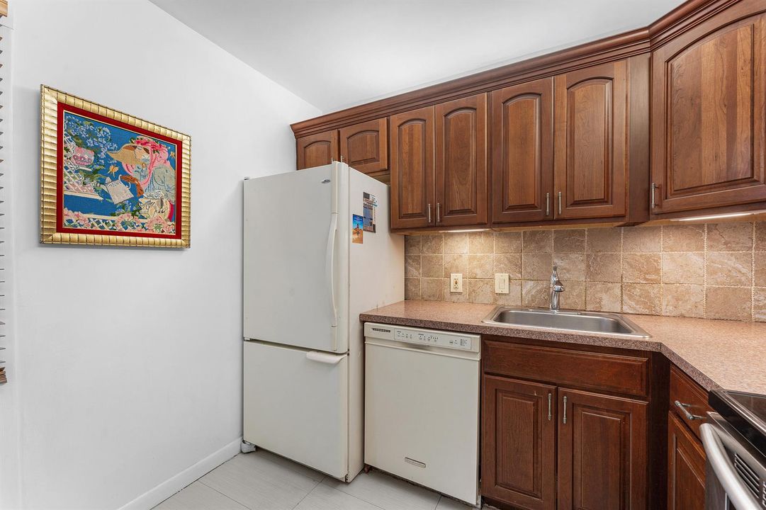 008-20500WestCountryClubDrive-210-Miami-