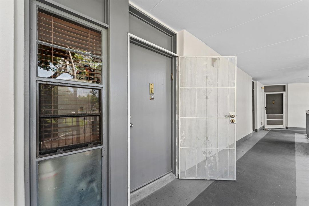 005-20500WestCountryClubDrive-210-Miami-