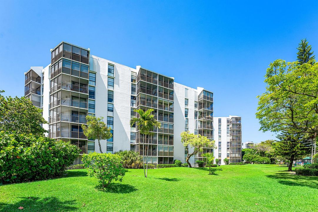 033-20500WestCountryClubDrive-210-Miami-