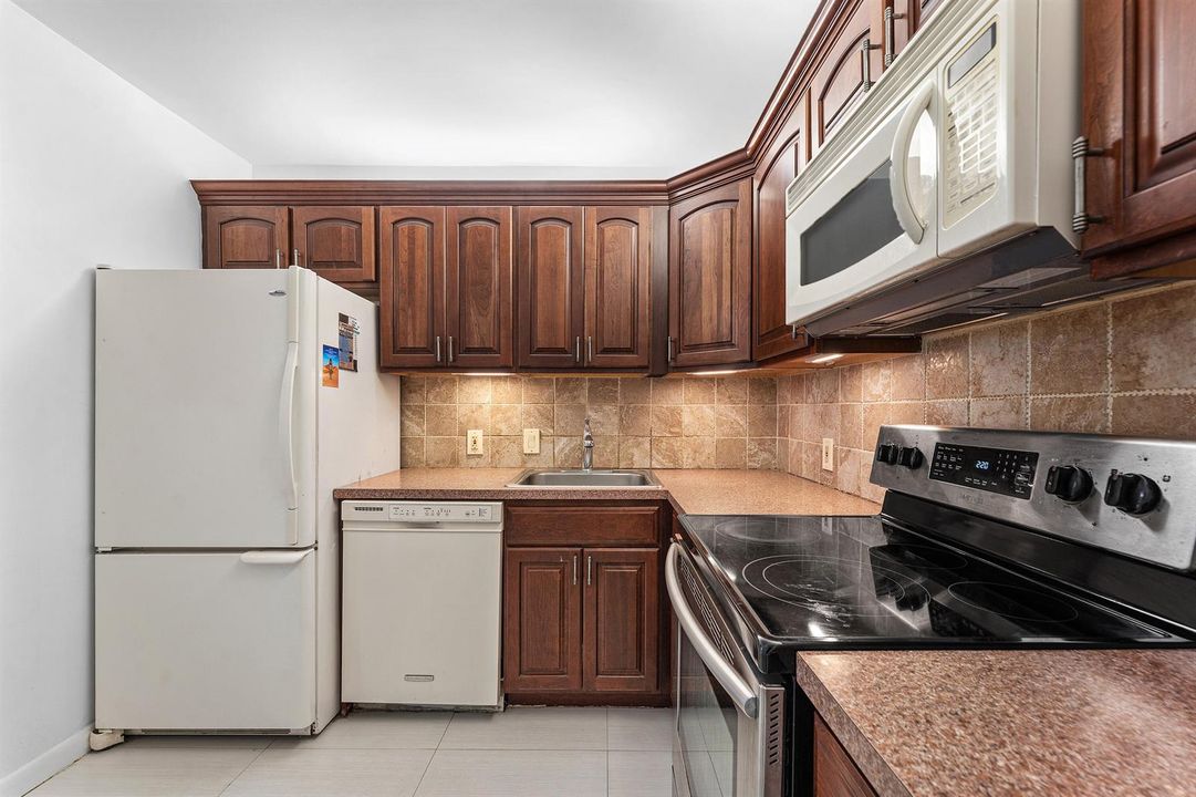 007-20500WestCountryClubDrive-210-Miami-