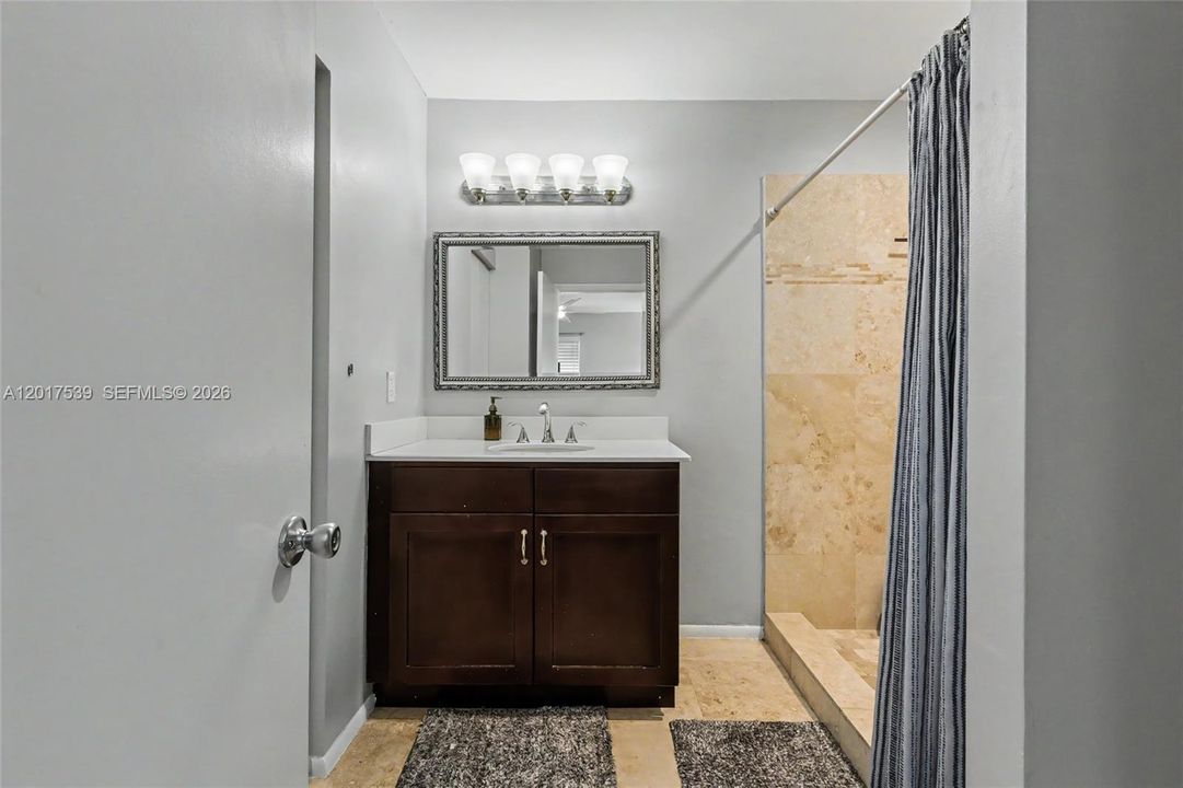 Activo con contrato: $325,000 (3 camas, 2 baños, 1596 Pies cuadrados)