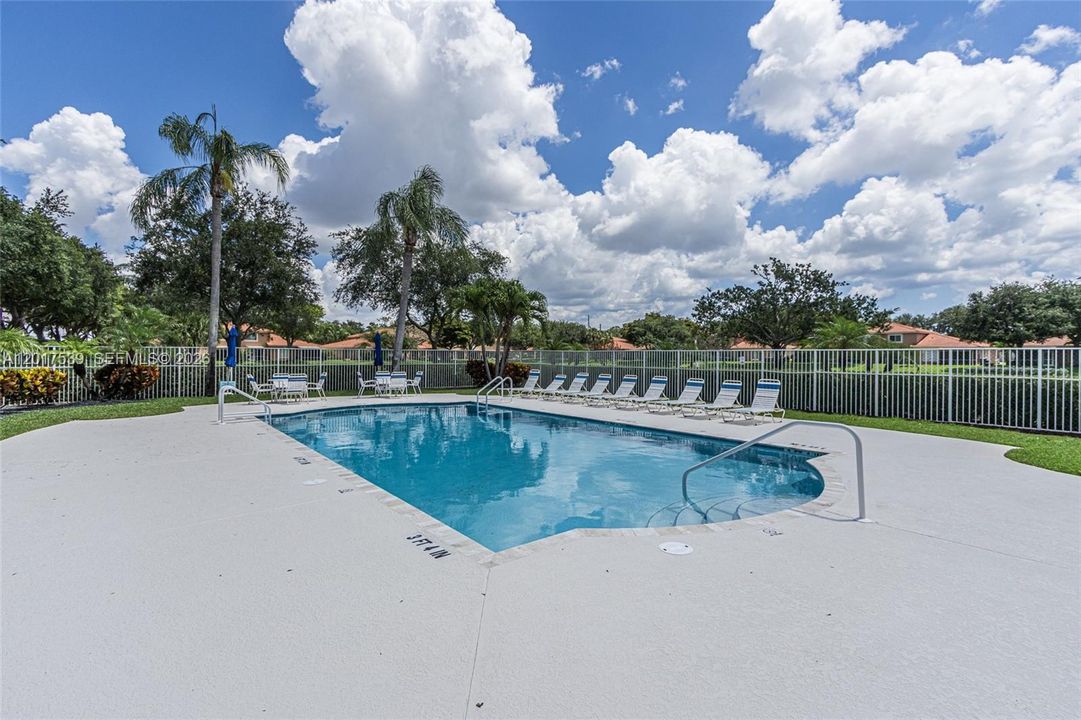 Activo con contrato: $325,000 (3 camas, 2 baños, 1596 Pies cuadrados)