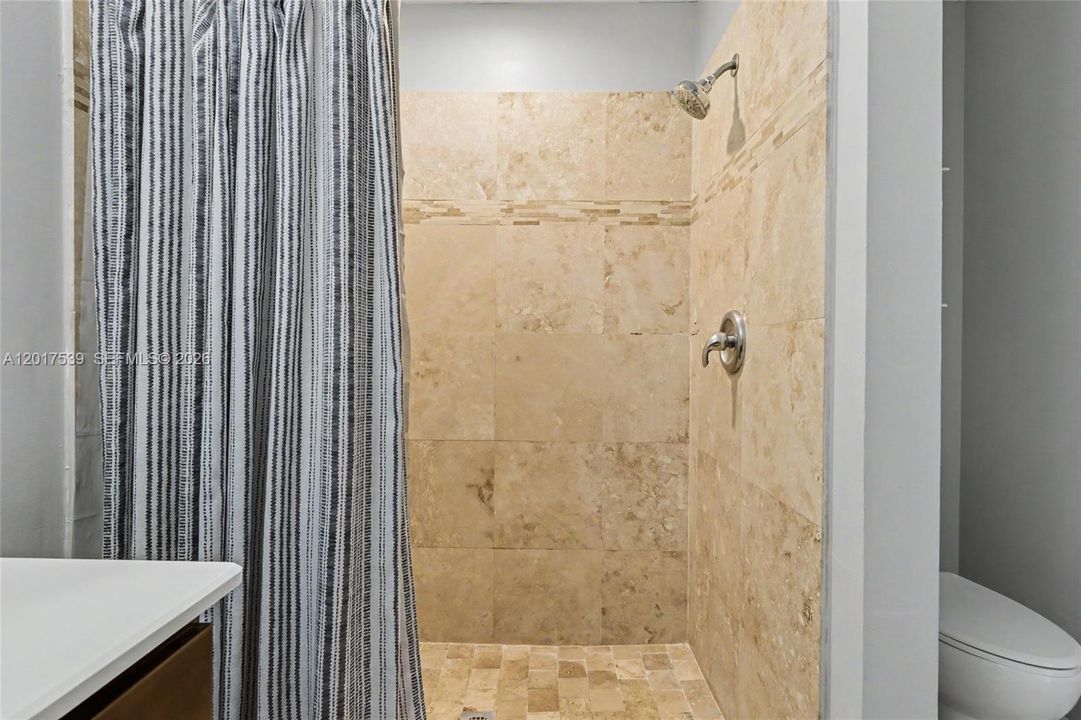 Activo con contrato: $325,000 (3 camas, 2 baños, 1596 Pies cuadrados)
