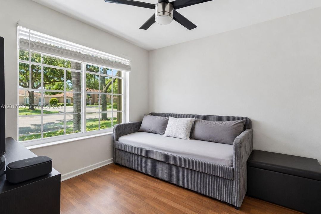 Activo con contrato: $325,000 (3 camas, 2 baños, 1596 Pies cuadrados)