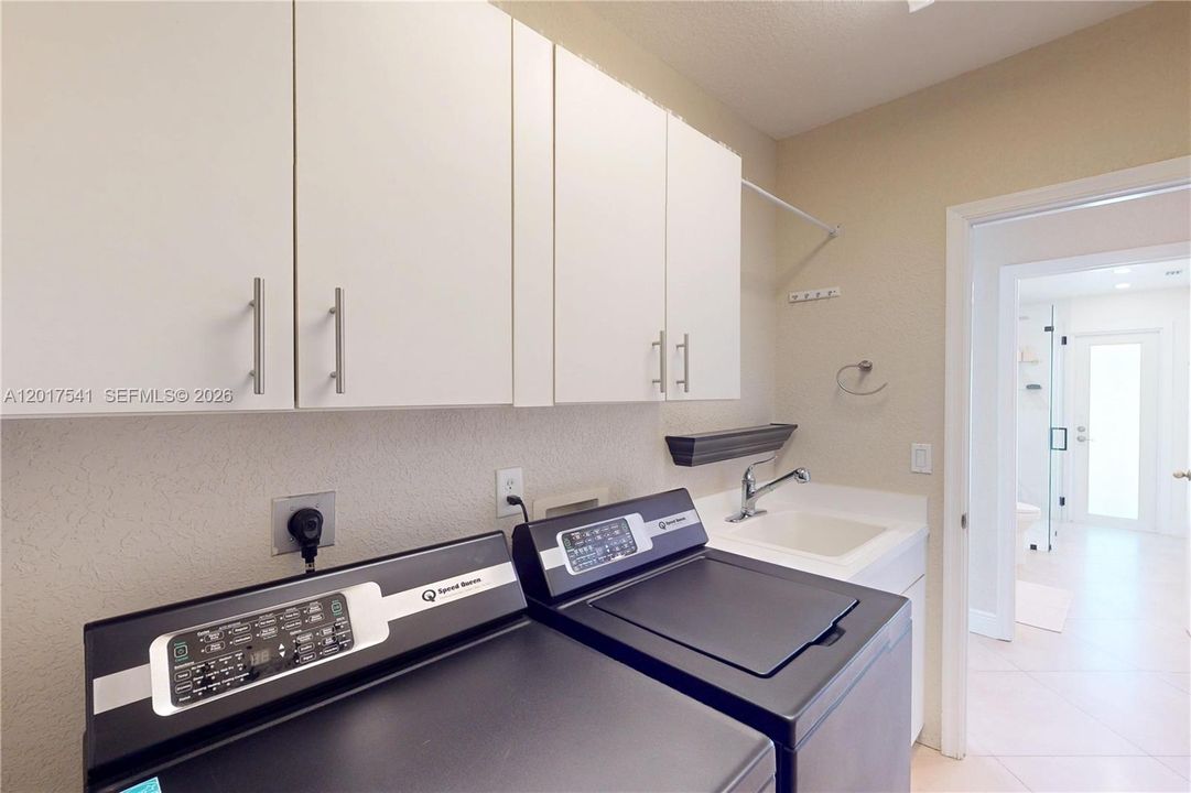 For Sale: $1,200,000 (5 beds, 3 baths, 2935 Square Feet)