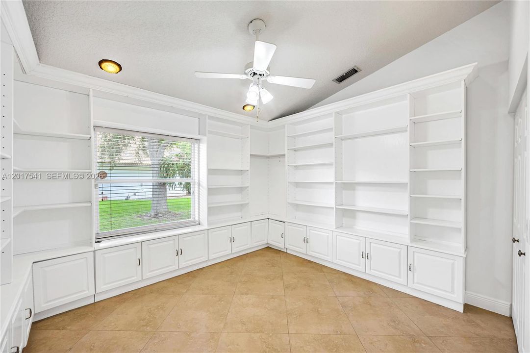 For Sale: $1,200,000 (5 beds, 3 baths, 2935 Square Feet)