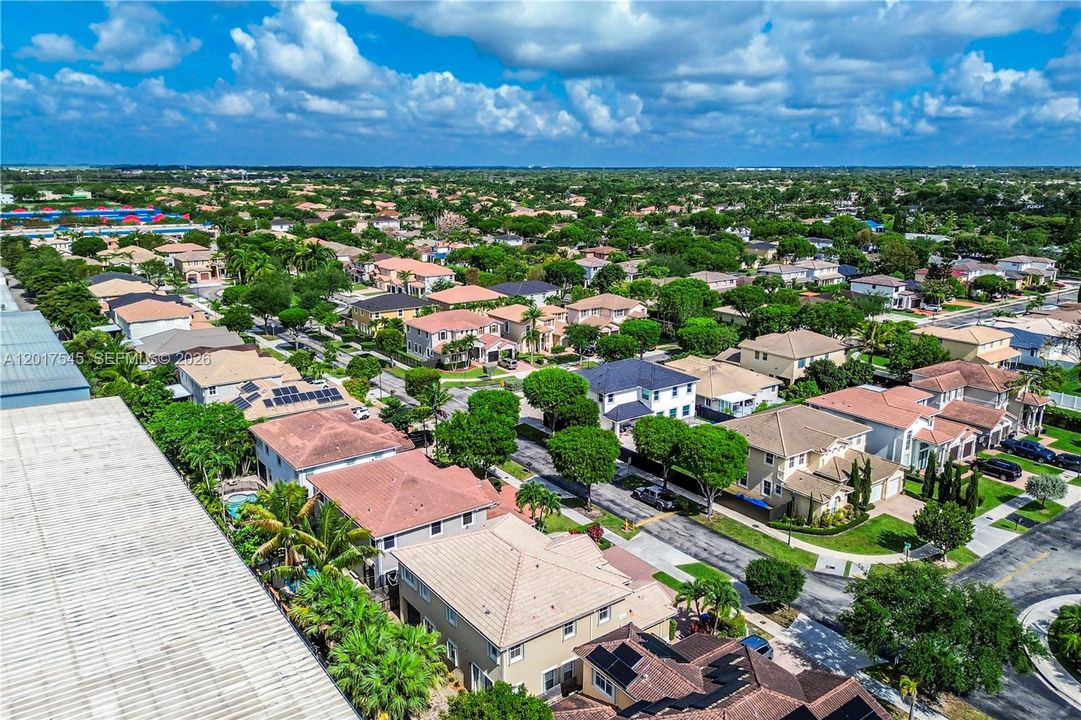 Activo con contrato: $825,000 (4 camas, 3 baños, 2959 Pies cuadrados)