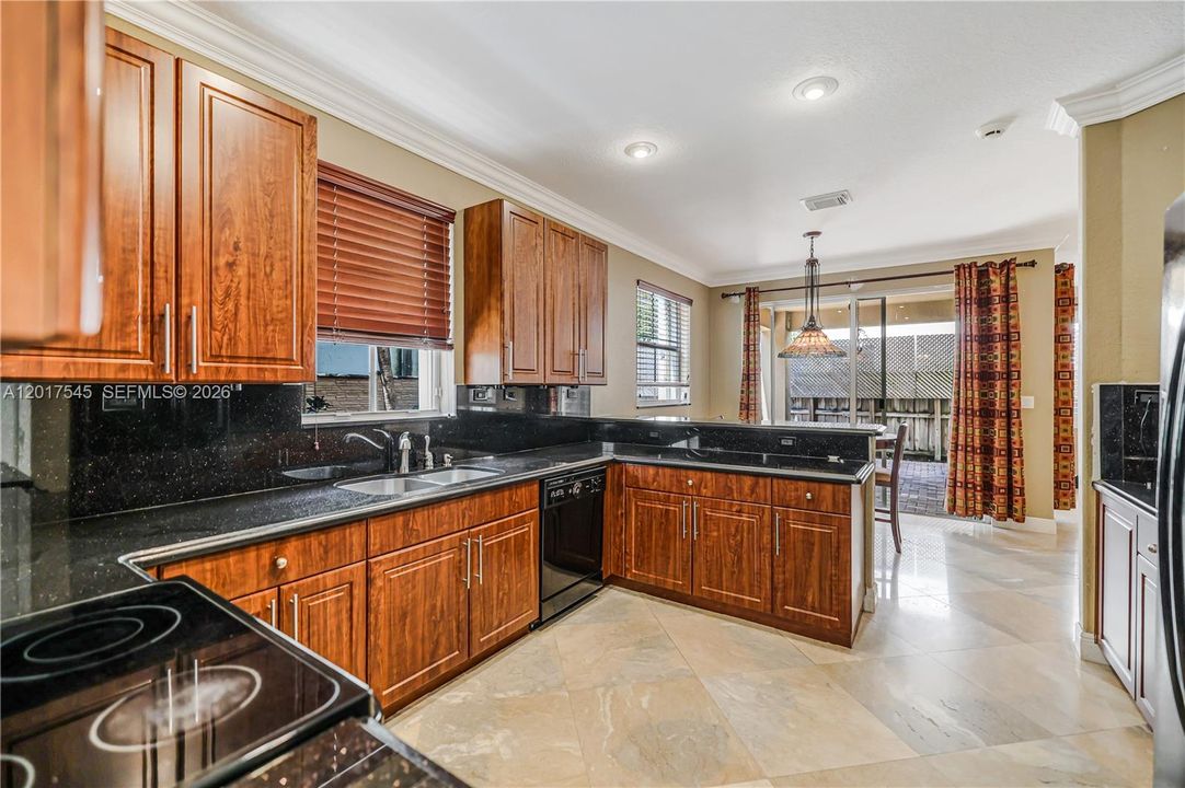Activo con contrato: $825,000 (4 camas, 3 baños, 2959 Pies cuadrados)