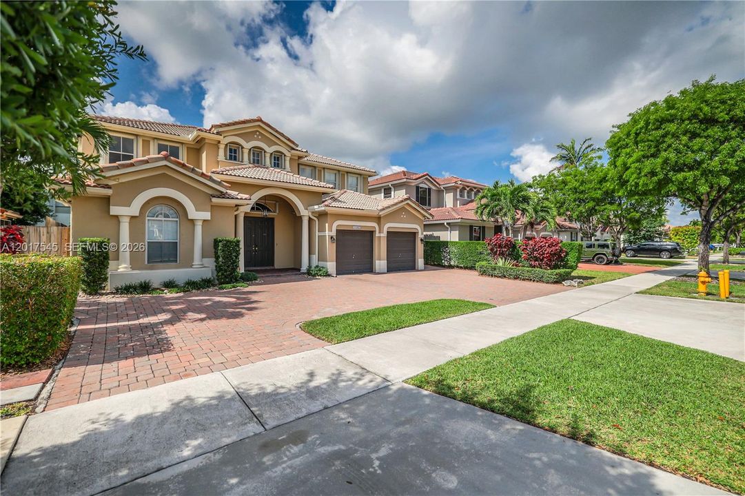 Activo con contrato: $825,000 (4 camas, 3 baños, 2959 Pies cuadrados)