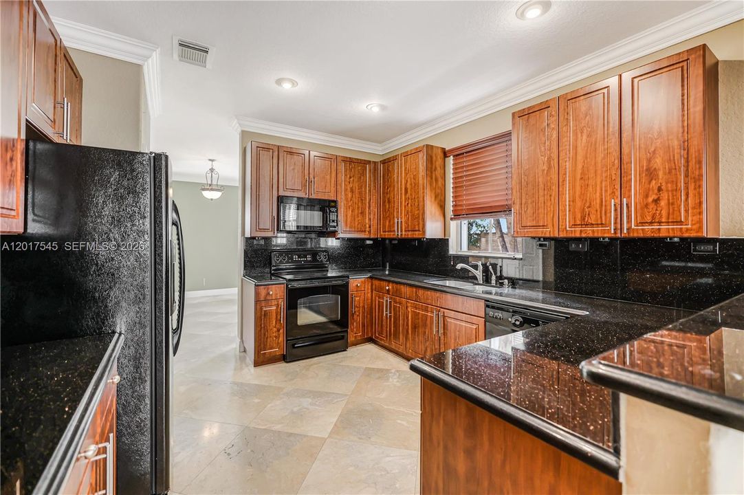 Activo con contrato: $825,000 (4 camas, 3 baños, 2959 Pies cuadrados)