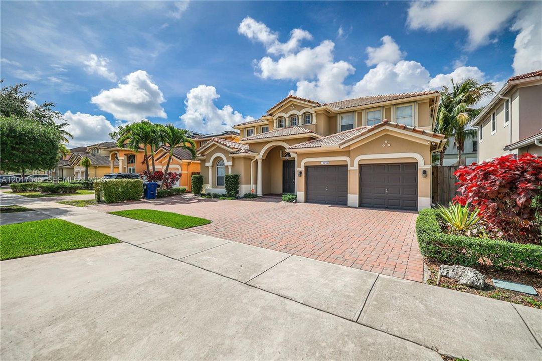 Activo con contrato: $825,000 (4 camas, 3 baños, 2959 Pies cuadrados)