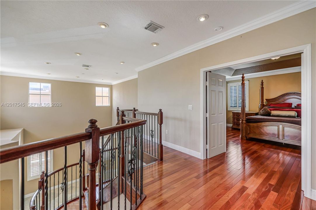 Activo con contrato: $825,000 (4 camas, 3 baños, 2959 Pies cuadrados)