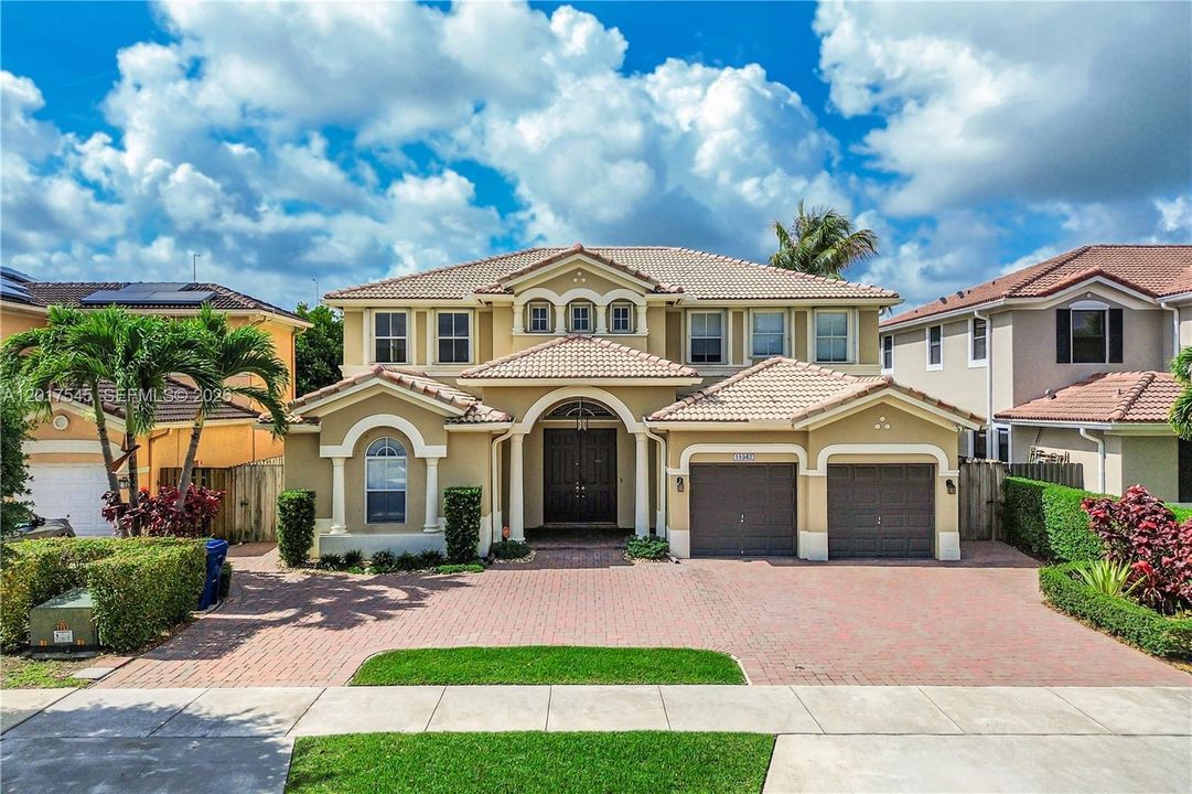 Activo con contrato: $825,000 (4 camas, 3 baños, 2959 Pies cuadrados)