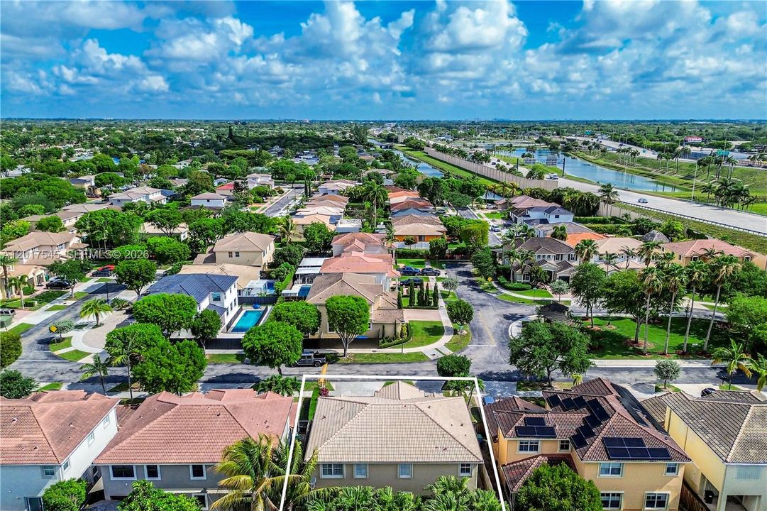 Activo con contrato: $825,000 (4 camas, 3 baños, 2959 Pies cuadrados)