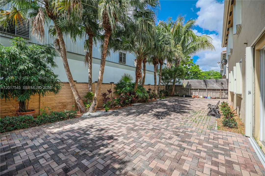 Activo con contrato: $825,000 (4 camas, 3 baños, 2959 Pies cuadrados)