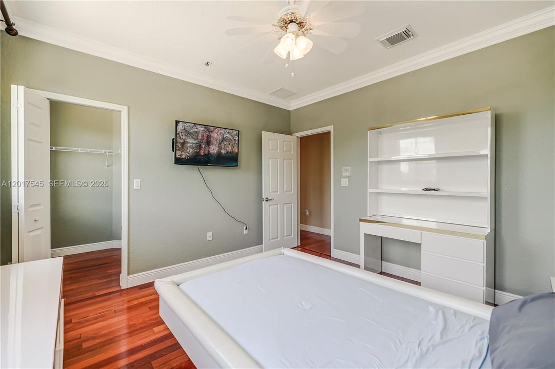 Activo con contrato: $825,000 (4 camas, 3 baños, 2959 Pies cuadrados)