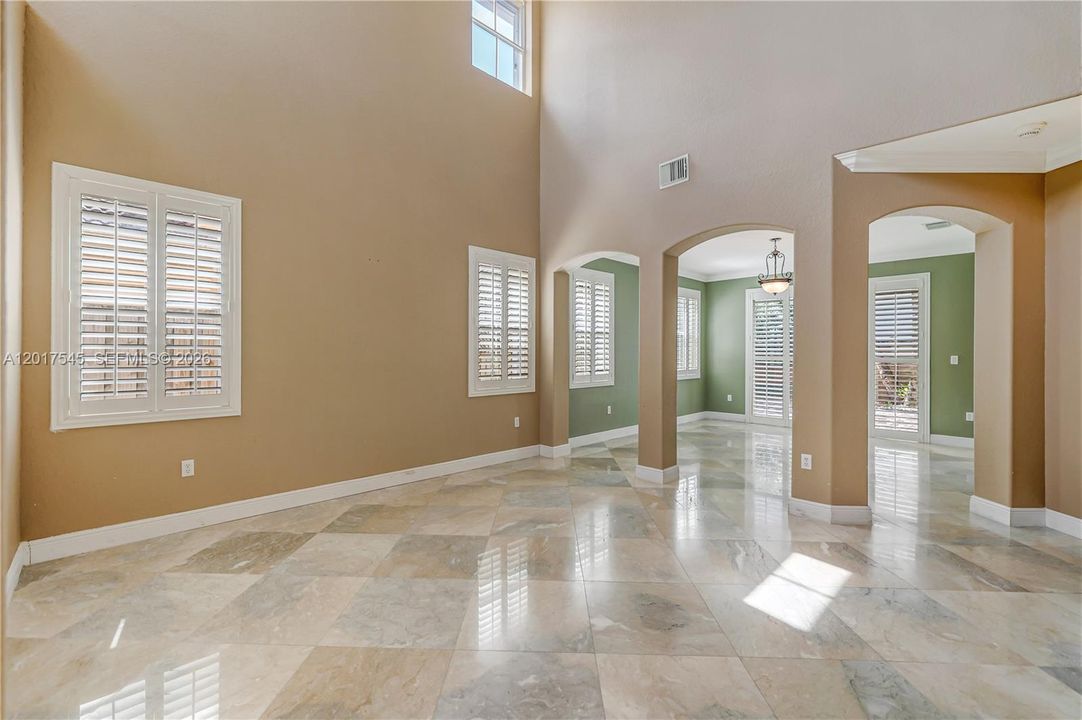 Activo con contrato: $825,000 (4 camas, 3 baños, 2959 Pies cuadrados)