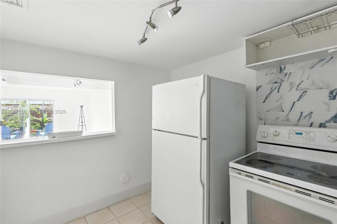 For Sale: $230,000 (2 beds, 1 baths, 1330 Square Feet)