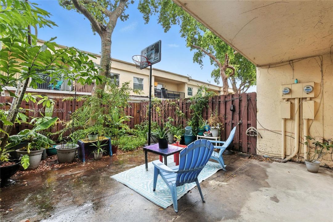 For Sale: $230,000 (2 beds, 1 baths, 1330 Square Feet)