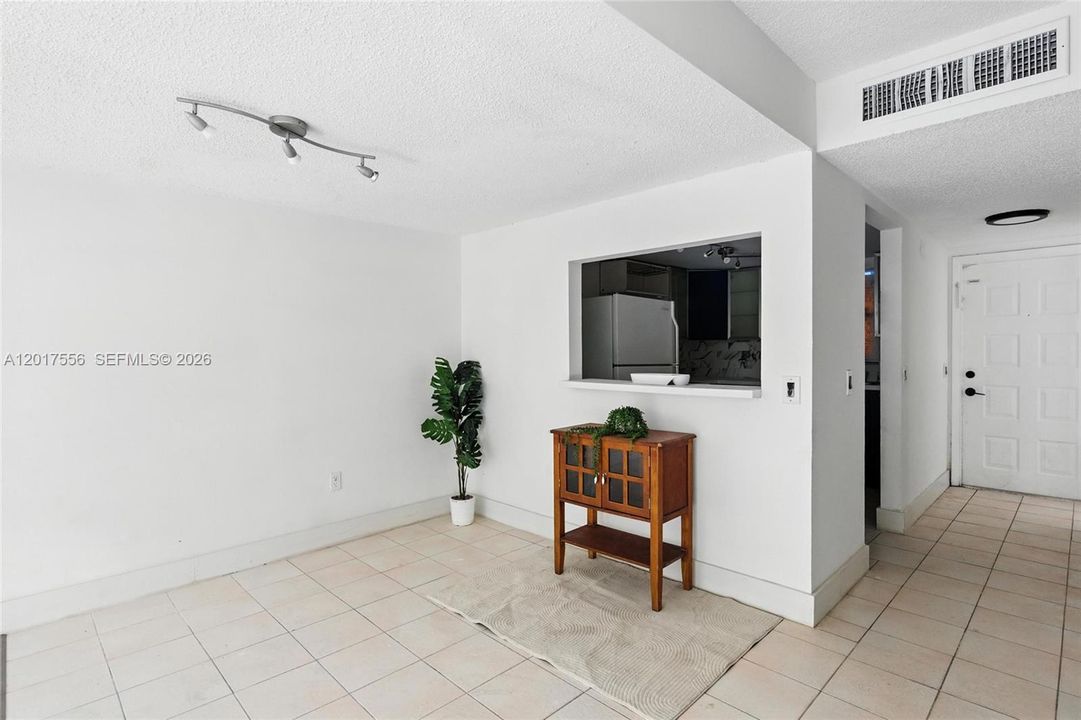 For Sale: $230,000 (2 beds, 1 baths, 1330 Square Feet)