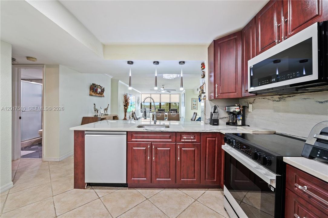 For Sale: $265,000 (2 beds, 2 baths, 1300 Square Feet)