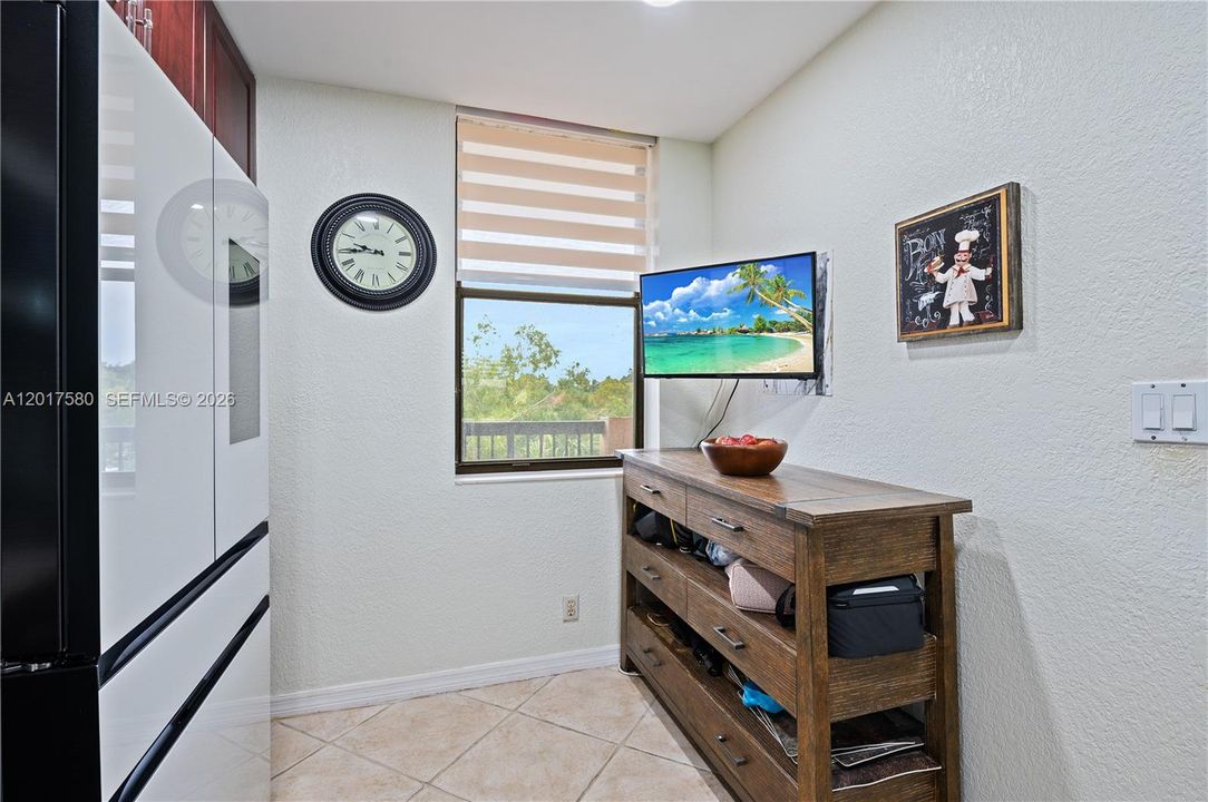 For Sale: $265,000 (2 beds, 2 baths, 1300 Square Feet)